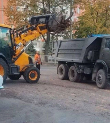 Вивезли 410 тон сміття: комунальники Дніпра майже добу працювали над ліквідацією наслідків ворожої атаки