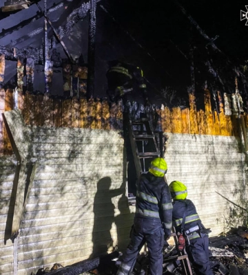 На Буковині згоріли два житлових будинки, які побудовані поряд: площа пожежі 300 кв. м