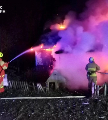 З палаючого будинку на Волині врятували жінку