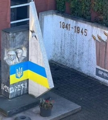 На меморіал залізничникам у Франківську поскаржились через радянську символіку