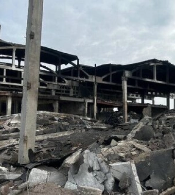 Окупанти вдарили по ангару на Харківщині, згоріли тонни збіжжя. ФОТОрепортаж