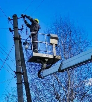 За дві доби енергетики ДТЕК повернули світло майже 14 тис. осель після обстрілів