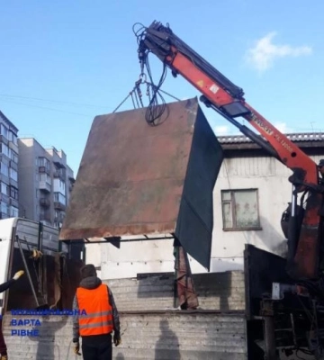 Де у Рівному демонтували незаконно встановлені споруди