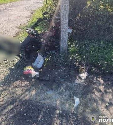 Росіяни атаками з дронів вбили цивільного та знищили поліцейський автомобіль