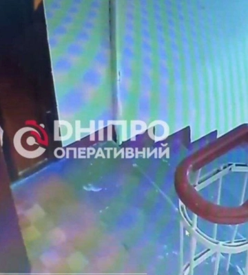 У Дніпрі чоловік нападав на людей з пістолетом та шокером: відео
