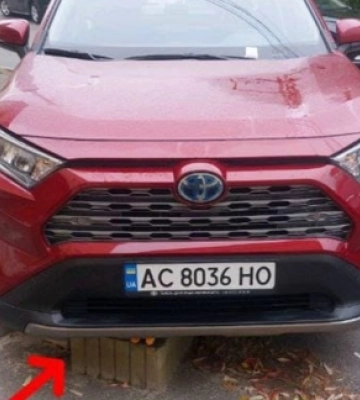 «Тойота» замість квітів: у Луцьку водій припаркував авто на бетонній вазі 