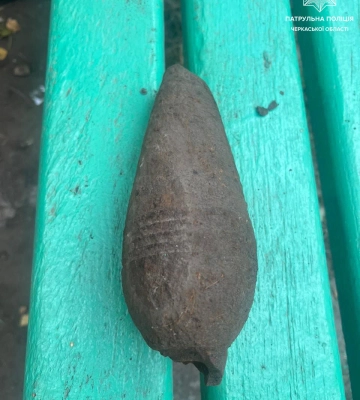 У Черкасах знайшли снаряд біля дитячого майданчика