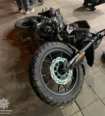 П`яний 17-річний водій у Рівному виїхав на тротуар, перекинувся - і хотів втекти (ФОТО)