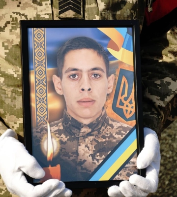 В Ужгороді попрощалися із 25-річним захисником Юрієм Вароді