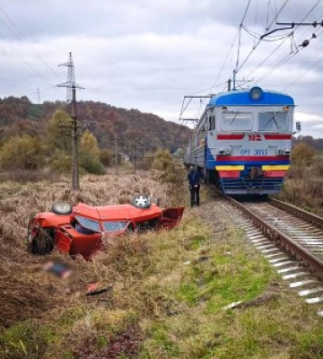 Внаслідок зіткнення з потягом на Ужгородщині загинув водій авто