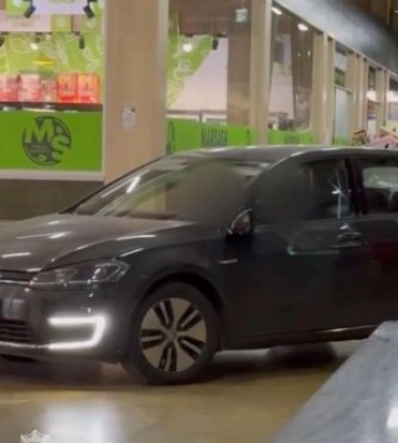 В Ужгороді повторно п'яний і "безправний" водій за'їхав на своєму Volkswagen-і у торговий центр (ФОТО)