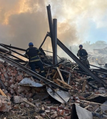 Росіяни обстріляли житловий будинок у Кривому Розі, є поранені