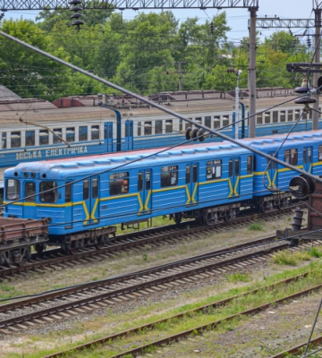 Піднялася на вагон, щоб зробити селфі: 11-річну дівчинку у Львові вразило струмом