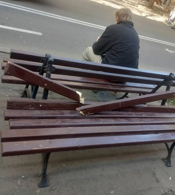 У Миколаєві невідомі розбили зупинковий комплекс та зламали лавку в центрі міста