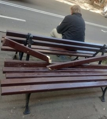 У Миколаєві вандали пошкодили зупинковий комплекс та лавку