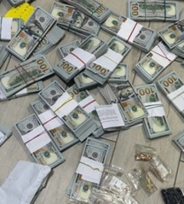У руководительницы МСЭК Николаевщины нашли $450 тысяч и коллекцию драгоценностей, а у ее сына - паспорт РФ