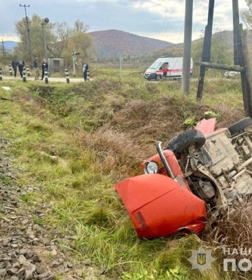 На Закарпатті водій-пенсіонер загинув, виїхавши на залізничний переїзд перед потягом 