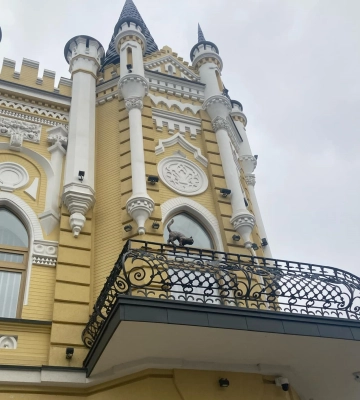 Жив тут сто років тому: на балконі колишнього готелю в Черкасах з’явилася скульптура кота