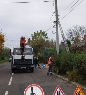 У Рівному замінили опору, яку &quot;знесло&quot; авто під час ДТП (ФОТО)