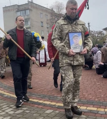 Сьогодні у Рожищі відбудеться поховання Героя Віктора Яручика