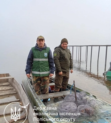 На озері Нобель екоінспектори виявили браконьєрські сітки