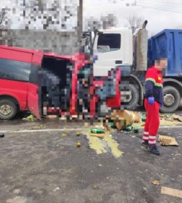 Водіїв попереджають про затори в сторону Тячева по дорозі Н09: ДТП, зіткнулися вантажівка з мікроавтобусом