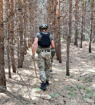 Вибухотехніки поліції Кіровоградщини продовжують розмінування деокупованих територій на Харківщині (ФОТОФАКТ)
