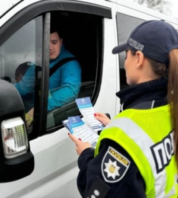 На Закарпатті патрульні поліцейські зупиняли всі автівки підряд - подробиці