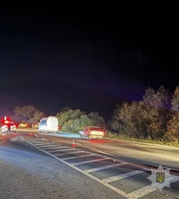 Поліція Закарпаття встановлює обставини ДТП, внаслідок якої загинула жінка-пішохід