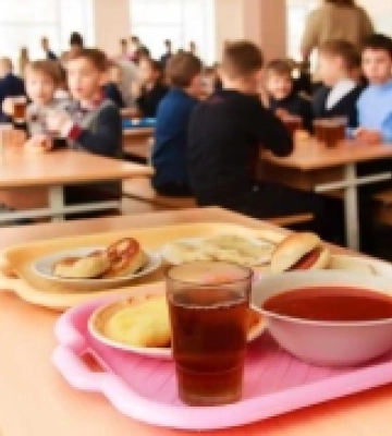 У Луцьку зірвалися тендери на безоплатне харчування учнів молодших класів: причина та шляхи вирішення