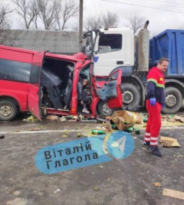 Зіткнулися мікроавтобус та вантажівка: в ДТП на Закарпатті загинули двоє людей