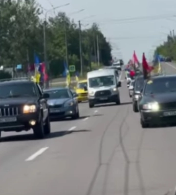 Суд виправдав водія, якого у Луцьку оштрафували за супровід Героя
