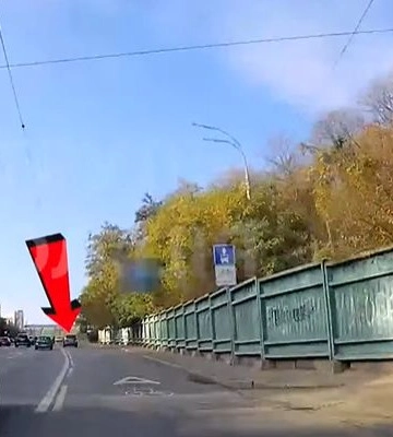 В Киеве наказали водителя, который проехался полосой для маршрутных транспортных средств — видео