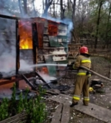У селі Мазурове загорівся металевий вагончик