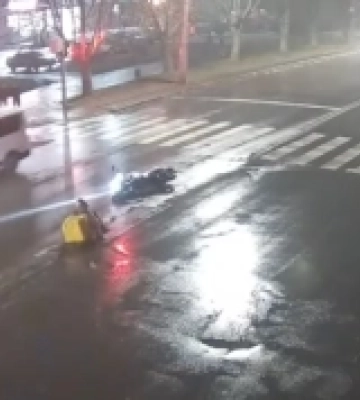 У Луцьку водій автомобіля збив мотоцикліста: аварія потрапила на камери