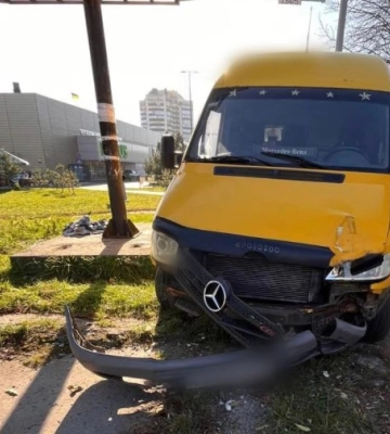 П’яний на мікробусі у Рівному мало не протаранив зупинку (ФОТО)