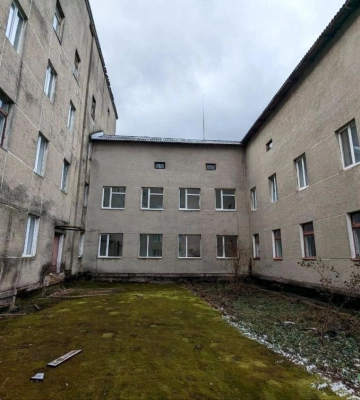 Закупили неякісні вікна: на Рівненщині за злочинну недбалість судитимуть директора медзакладу