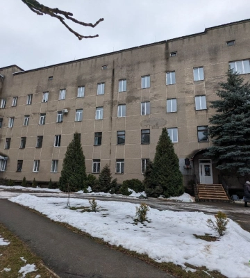 Закупили неякісні вікна: на Рівненщині за злочинну недбалість судитимуть директора медзакладу