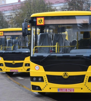 Корецька і Великомежиріцька громади отримали нові шкільні автобуси