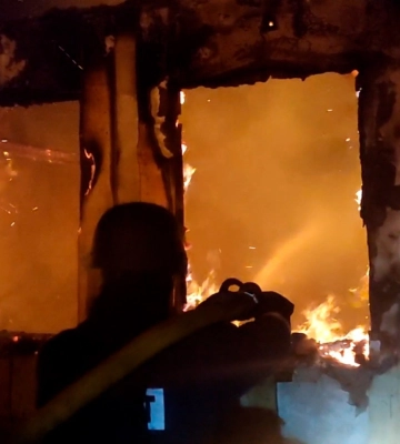 У Сумському районі рятувальники ліквідували масштабну пожежу, яку спричинив ворожий удар