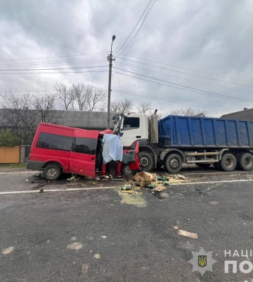 На Закарпатті мікроавтобус врізався у вантажівку, на місці ДТП загинули двоє людей. ФОТО