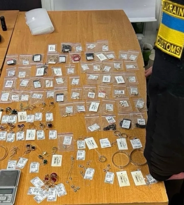 Партію ювелірних виробів вартістю майже 2,4 млн грн намагалися незаконно ввезти в Україну. ФОТОрепортаж
