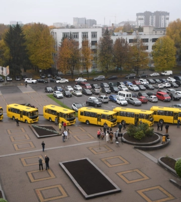 Корецька і Великомежиріцька громади отримали нові шкільні автобуси
