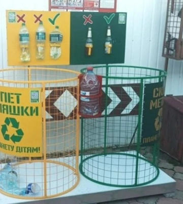 У громаді на Одещині екоактивісти виготовляють кошики для збору вторинного сміття
