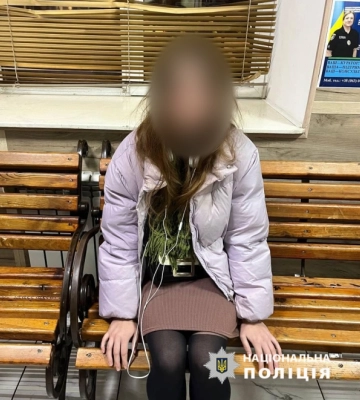У центрі Одеси 19-річна дівчина безпричинно вдарила перехожу по обличчю