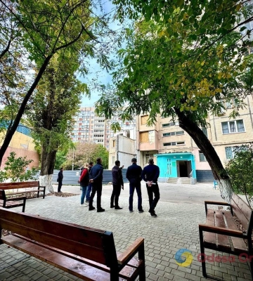 В Одесі відновлюють будинок, пошкоджений внаслідок дронової атаки 2 березня (відео)