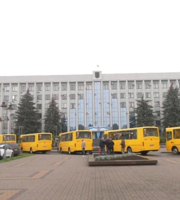 Корецька і Великомежиріцька громади отримали нові шкільні автобуси