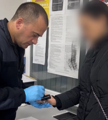 На Одещині чоловік з жінкою за гроші підпалили чужий автомобіль