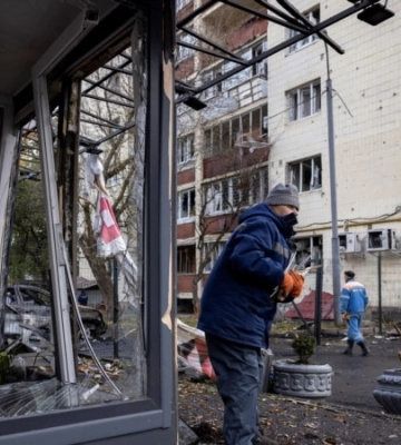 Атака дронів: в одному з районів Києва після падіння уламків зайнялася трава