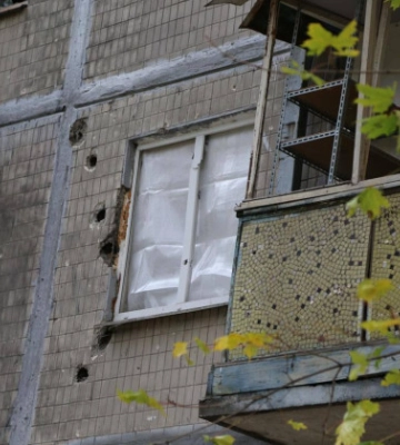В Киеве в результате падения обломков дрона начался пожар